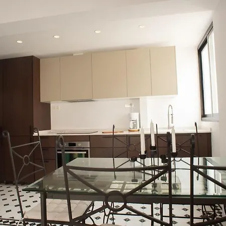 Three Bedroom In Location Appartement *
